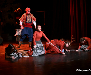 Театър „Класика“ при Езиковата гимназия в Сливен отбеляза 33 години от създаването си     